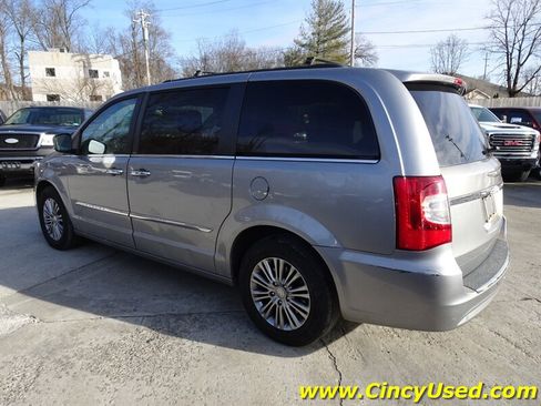Used 2014 Chrysler Town & Country Touring-L w/ Driver Convenience Group FWD image 5