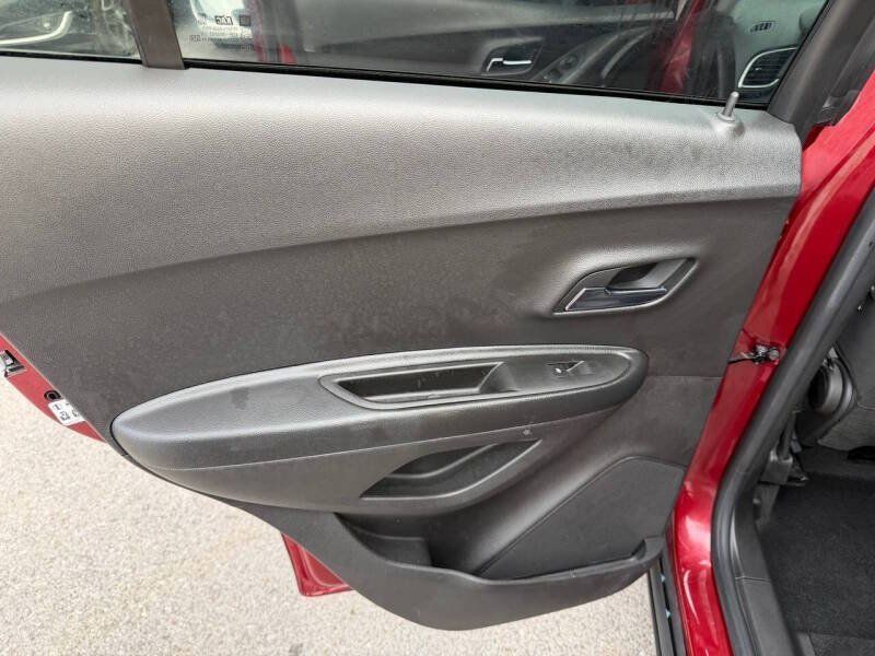 Used 2021 Chevrolet Trax LS FWD image 18