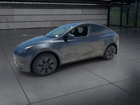 Used 2025 Tesla Model Y Long Range RWD image 4