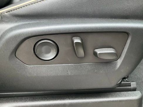 Used 2022 GMC Yukon XL SLT w/ SLT Premium Package image 22