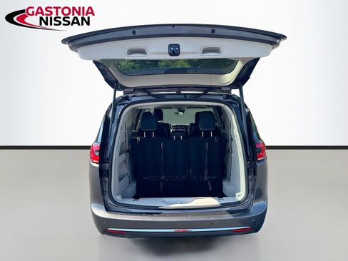 Used 2023 Chrysler Pacifica Touring-L FWD image 35