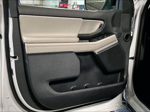Used 2025 Ford Expedition Active AWD/4WD image 18