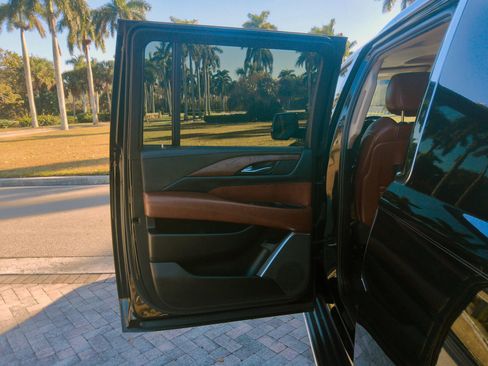 Used 2019 Cadillac Escalade ESV Luxury image 28