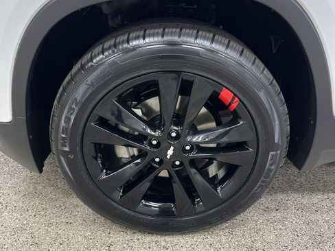 Used 2022 Chevrolet Trax LT w/ Redline Edition image 2