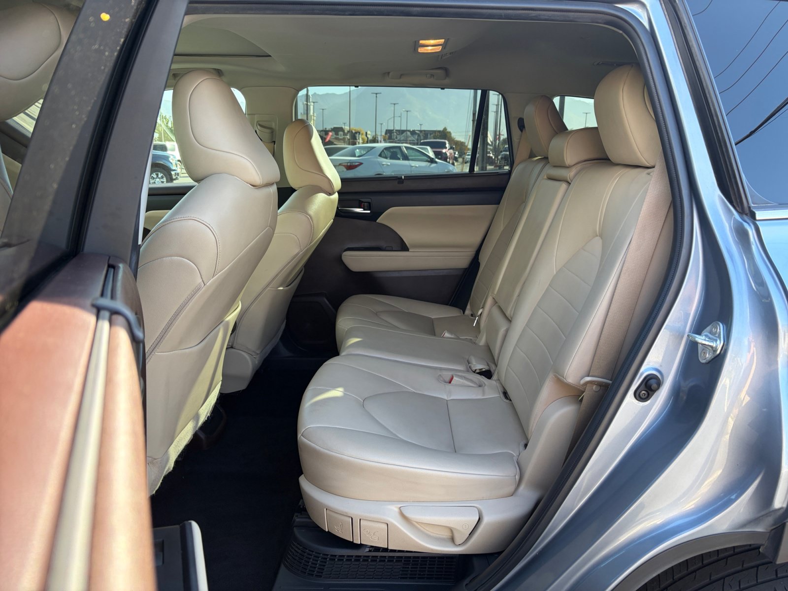 Used 2022 Toyota Highlander XLE AWD/4WD image 26