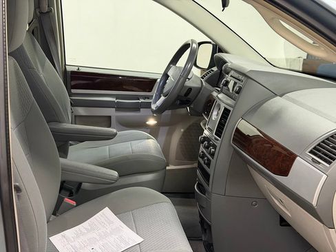 Used 2010 Chrysler Town & Country Touring FWD image 18