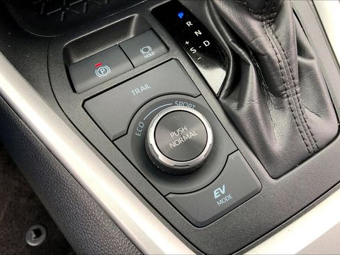 Used 2025 Toyota RAV4 LE image 31