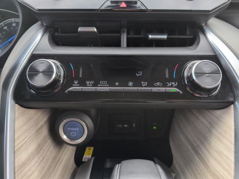 Used 2022 Toyota Venza XLE image 28