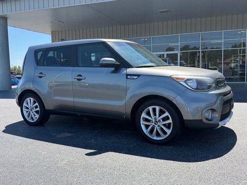 Used 2018 Kia Soul + FWD image 2