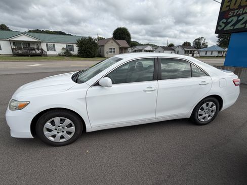 Used 2011 Toyota Camry LE FWD image 5