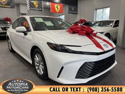 Used 2025 Toyota Camry LE image 7