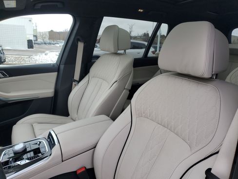 Certified 2025 BMW X7 M60i image 8