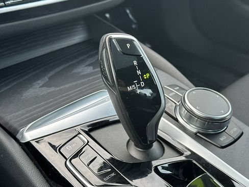 Used 2023 BMW 530e w/ Convenience Package image 21