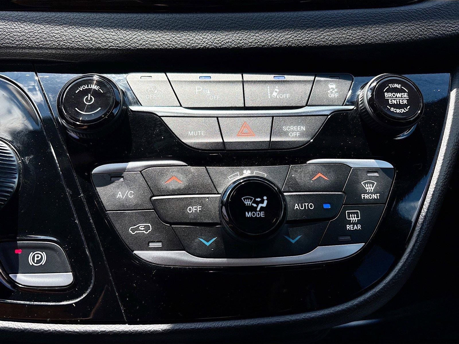 Used 2025 Chrysler Pacifica Select FWD image 15