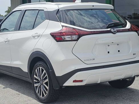 Used 2022 Nissan Kicks SV FWD image 3