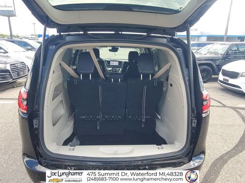 Used 2022 Chrysler Pacifica Touring-L FWD image 25