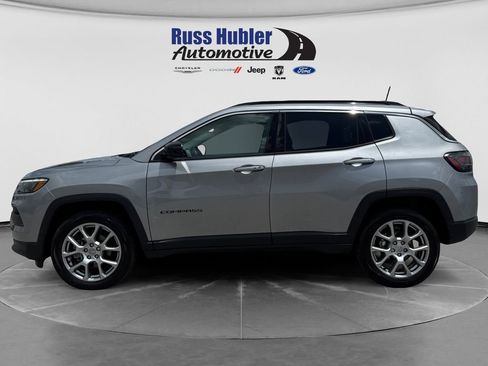 Used 2022 Jeep Compass Latitude w/ Sun and Sound Group AWD/4WD image 2
