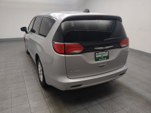 Used 2023 Chrysler Voyager LX FWD image 5
