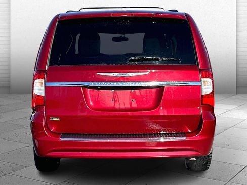 Used 2016 Chrysler Town & Country Touring image 3