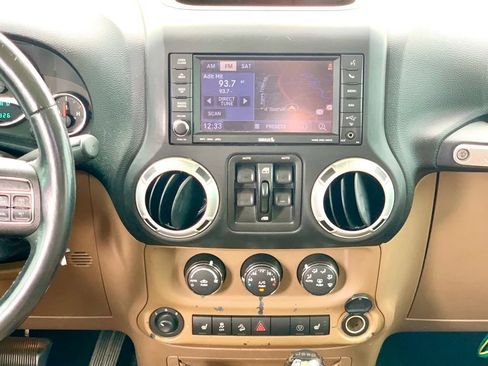 Used 2014 Jeep Wrangler Unlimited Sahara w/ Connectivity Group AWD/4WD image 17