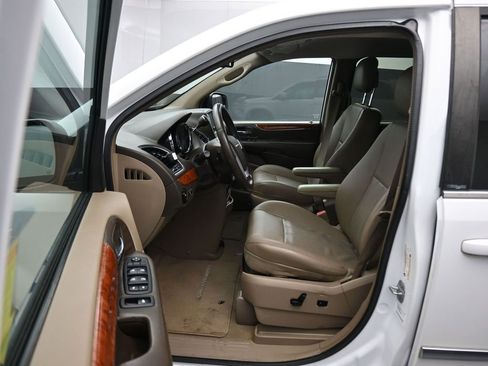 Used 2014 Chrysler Town & Country Touring image 11