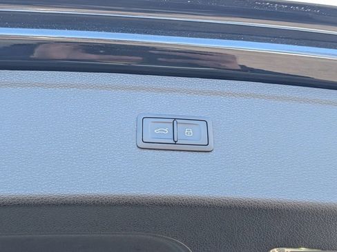 Used 2025 Audi Q5 2.0T Premium image 18