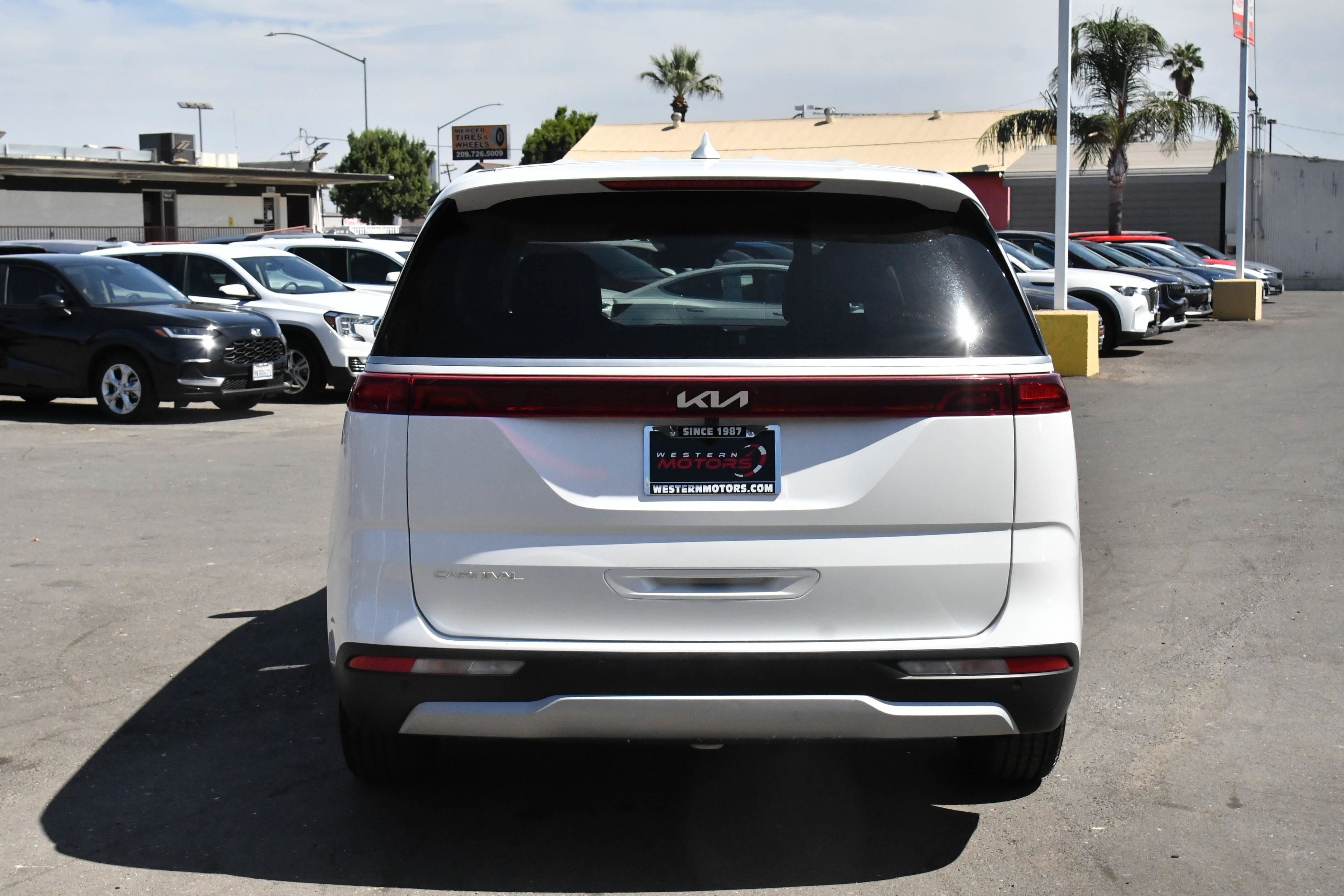 Used 2023 Kia Carnival LX FWD image 7