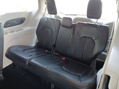 Used 2022 Chrysler Pacifica Touring-L w/ Uconnect Theater Family Group FWD image 29