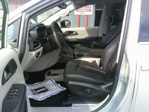 Used 2024 Chrysler Pacifica Touring-L FWD image 11