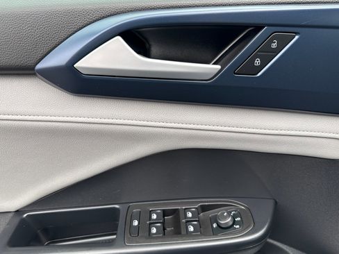 Used 2024 Volkswagen Taos SE image 11