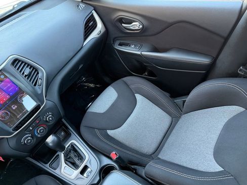 Used 2015 Jeep Cherokee Sport image 16