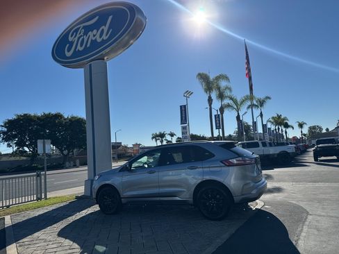Used 2024 Ford Edge SE w/ Black Appearance Package image 18