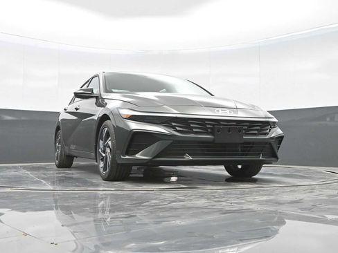 Used 2025 Hyundai Elantra SEL FWD image 31