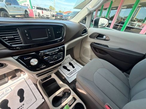 Used 2017 Chrysler Pacifica Touring w/ Tire & Wheel Group FWD image 22