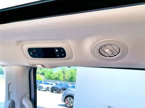 Used 2024 Chrysler Pacifica Limited FWD image 17