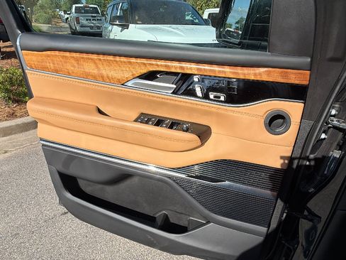 Used 2025 Jeep Grand Wagoneer Series III AWD/4WD image 16