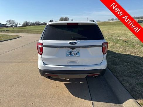 Used 2017 Ford Explorer XLT w/ Equipment Group 202A image 4