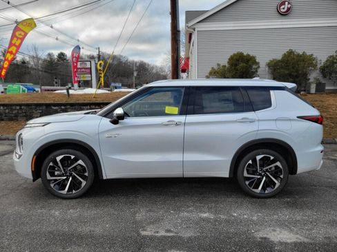 New 2025 Mitsubishi Outlander SEL image 2