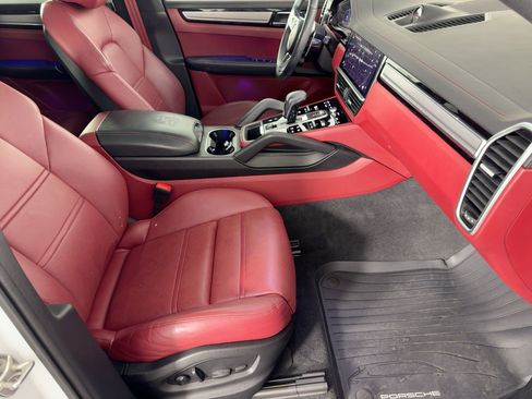 Certified 2022 Porsche Cayenne Platinum Edition image 30