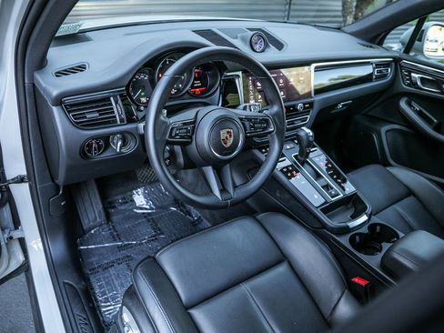 Certified 2025 Porsche Macan image 4