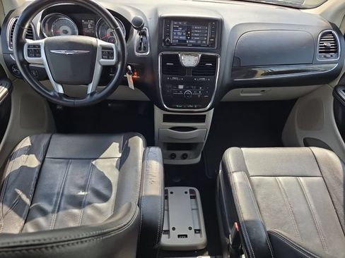 Used 2013 Chrysler Town & Country Touring FWD image 10