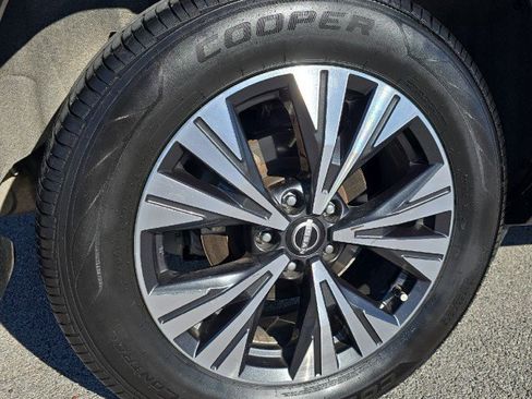 Used 2023 Nissan Rogue SV image 9