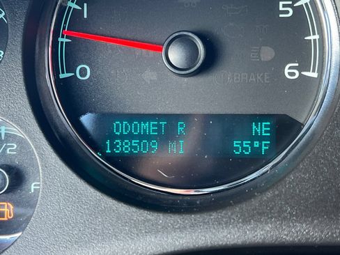 Used 2013 Chevrolet Tahoe LT RWD image 2