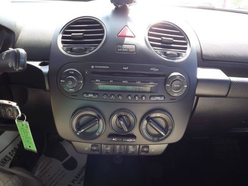 Used 2010 Volkswagen Beetle Convertible FWD image 20