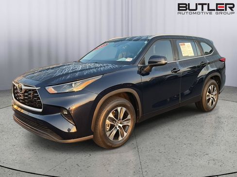 Used 2023 Toyota Highlander XLE FWD image 2