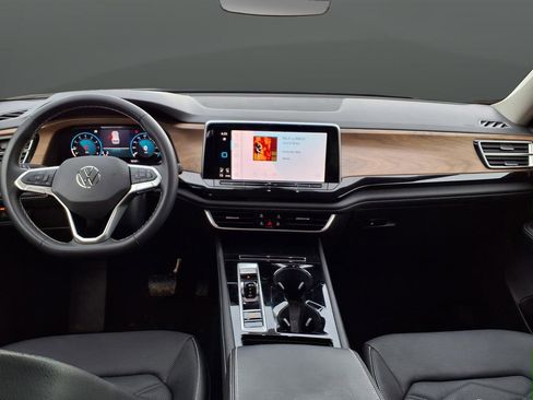 Used 2024 Volkswagen Atlas SE w/ Panoramic Sunroof Package image 40