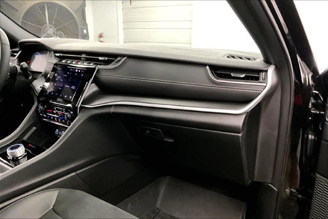 Used 2025 Jeep Grand Cherokee L Altitude AWD/4WD image 19