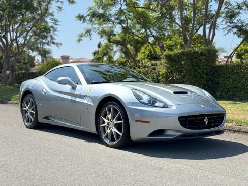 Used 2013 Ferrari California image 12
