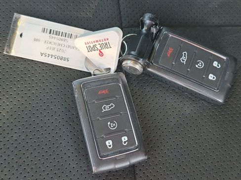 Used 2025 Jeep Grand Cherokee Altitude RWD image 32