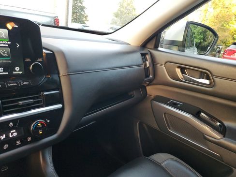 Used 2025 Nissan Pathfinder SL FWD image 25